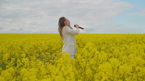 Mujer-Canta-En