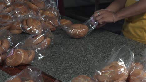 embalaje de pan y etiquetado en una bolsa de plástico en panadería