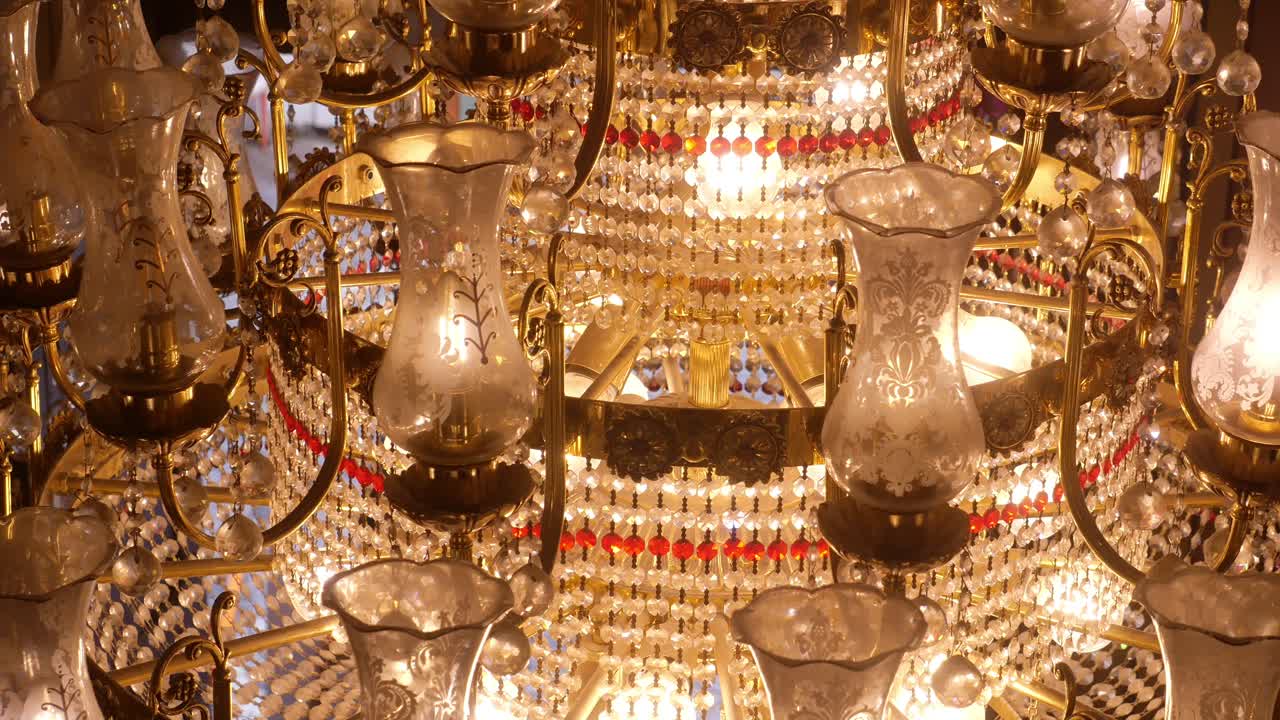 장식 된 크리스탈 들리어