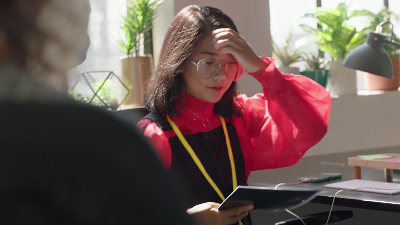 jóvenes empresarios se reúnen con líderes de equipos de razas mixtas hombre compartiendo documentos discutiendo estrategia de marketing lluvia de ideas planeando una fecha límite exitosa en diversas reuniones de oficina