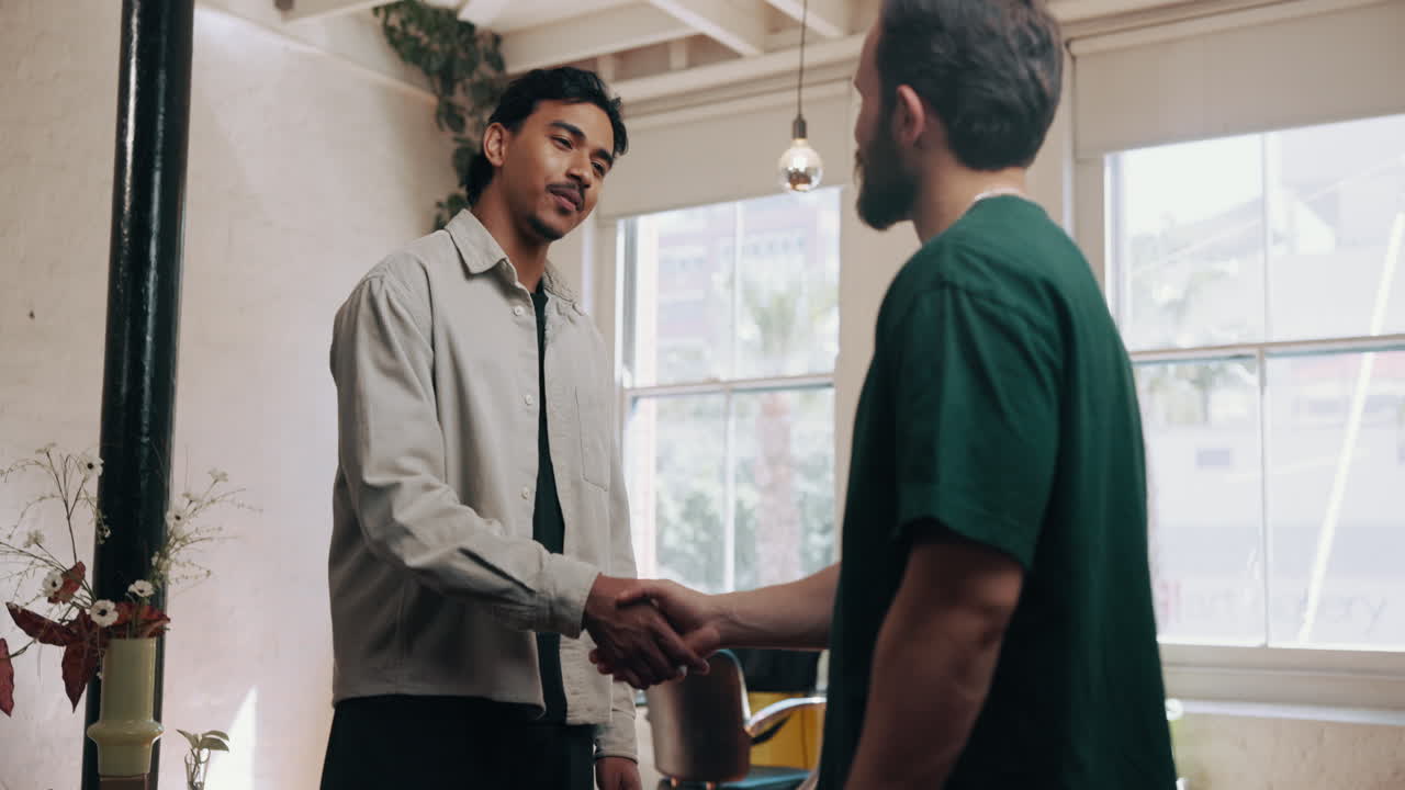 Due Uomini Che Si Stringono La Mano E Parlano In Un Ufficio Moderno