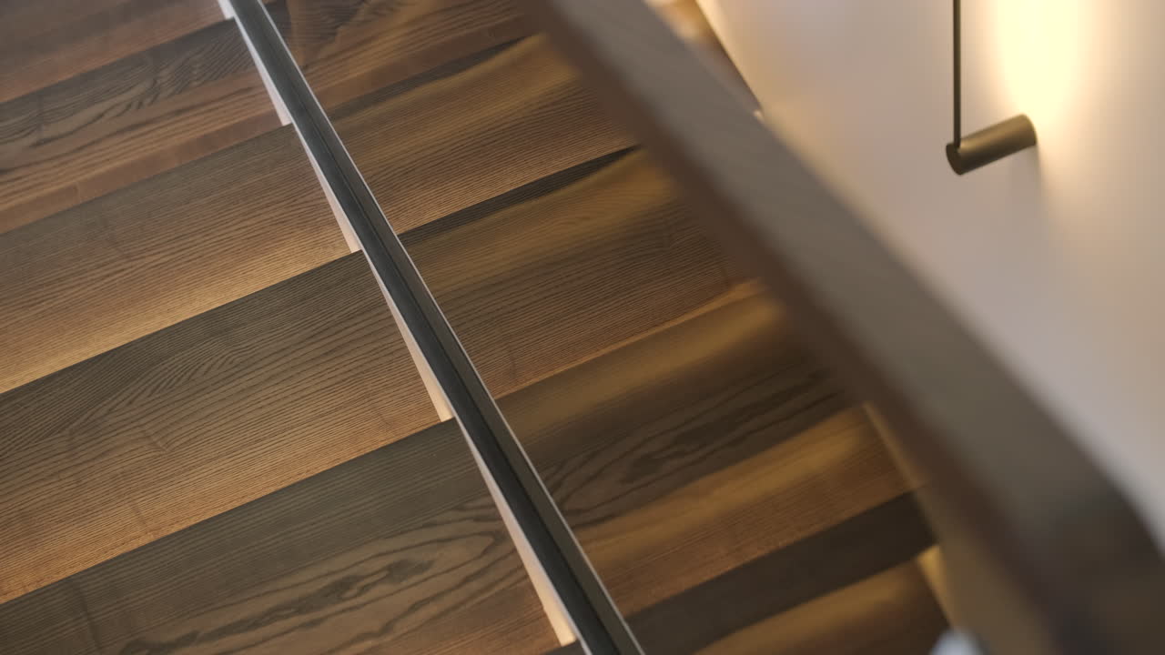 Escalera de madera moderna con iluminación LED integrada y barandilla de vidrio.