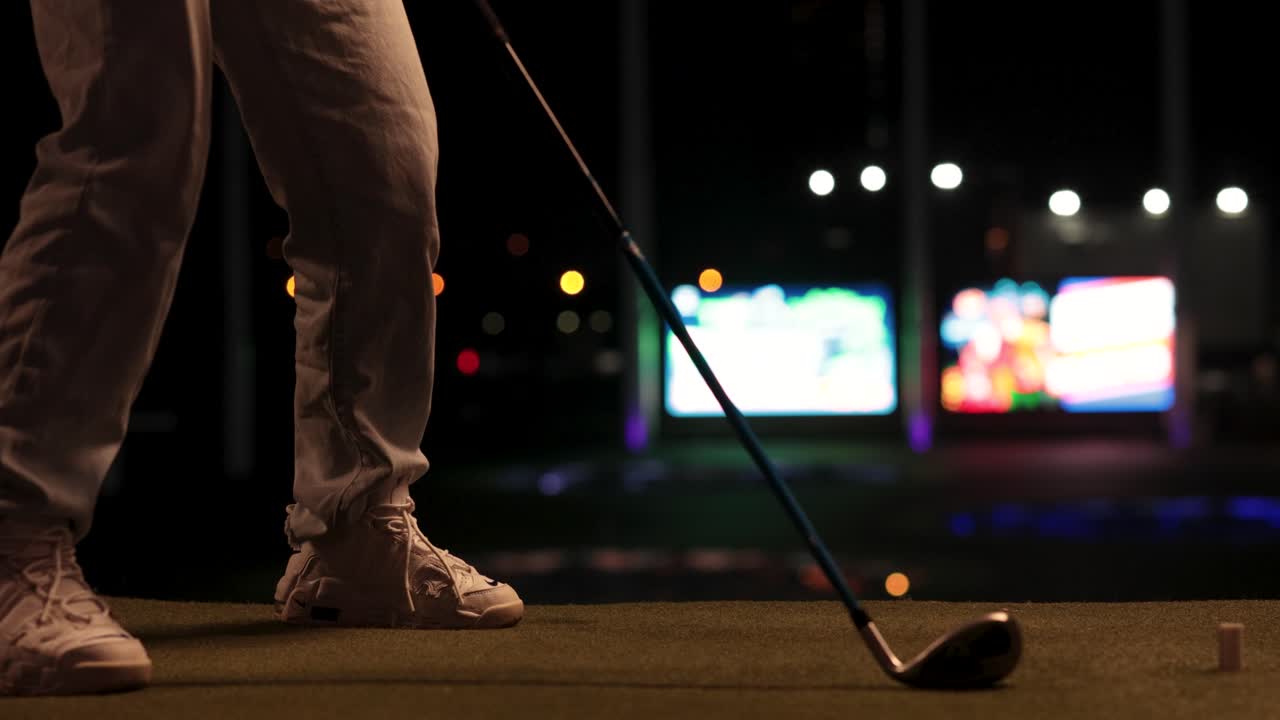 practicando el swing de golf por la noche en bangkok