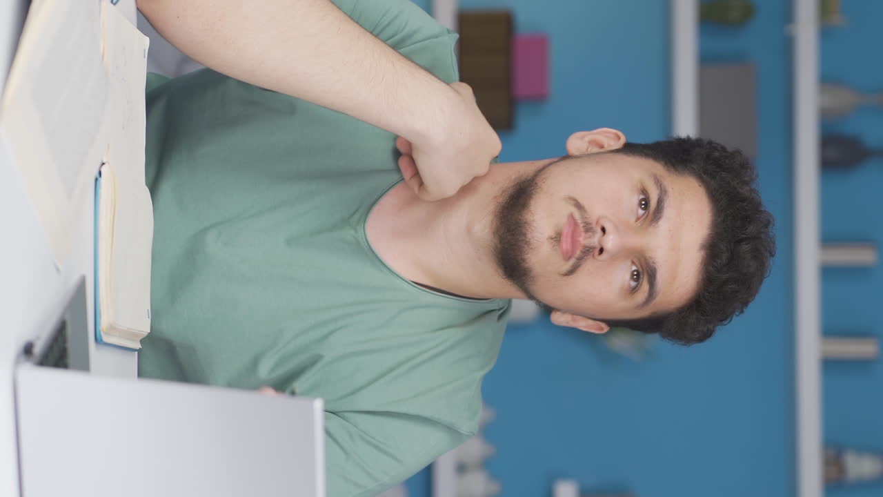 vídeo vertical de un estudiante hombre olvidadizo.