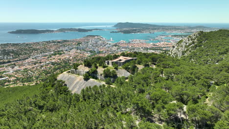 Paisaje-Urbano-De-Fort-Faron-Y-Toulon-Con-La-Antena-Del-Mar-Mediterráneo