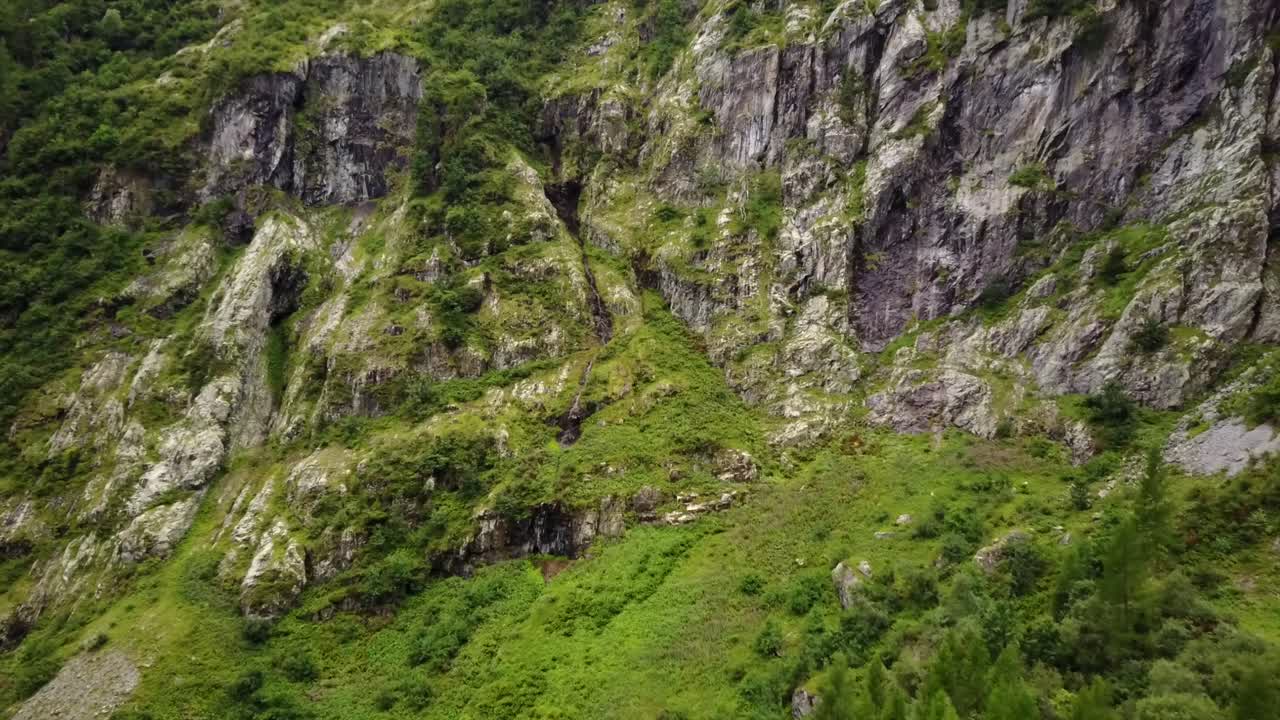 toma de un dron de una montaña rocosa empinada en los alpes suizos