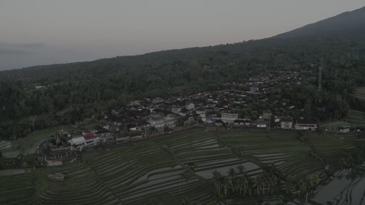 el lugar turístico en bali indonesia dron ángel superior disparó bali va a un lado, muchos edificios son visibles lugar atractivo pedal subir terraza granja