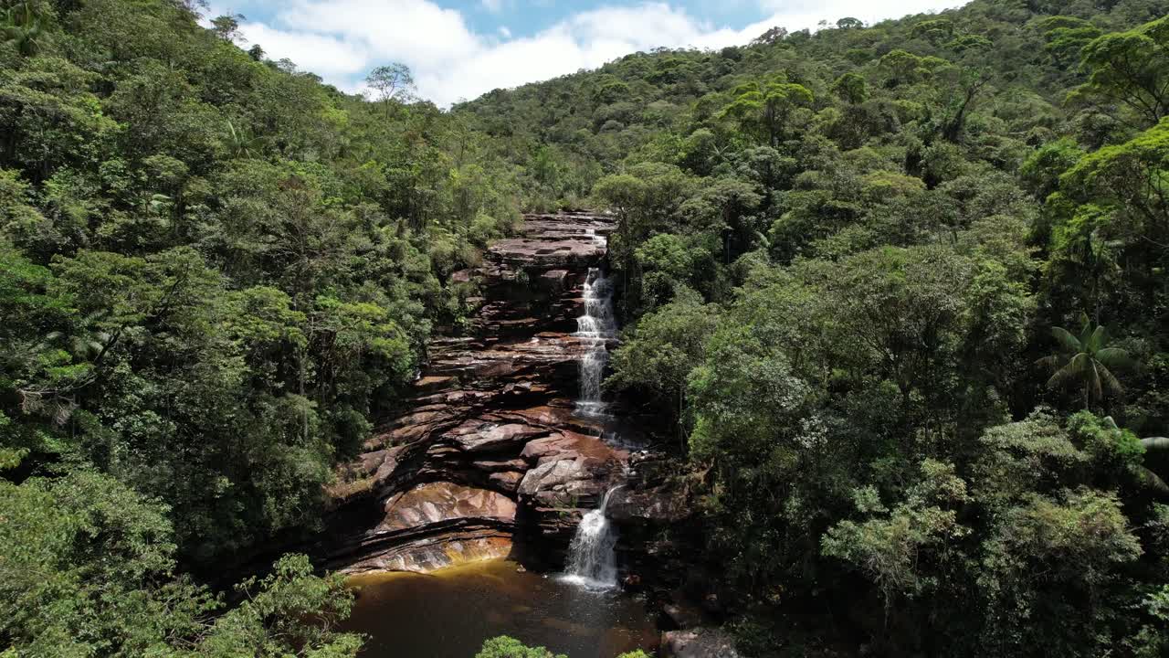 vista aérea de la cascada de calisto, valle do pati, chapada diamantina, bahía, brasil