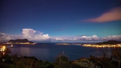 cielo de la tarde con estrellas y nubes sobre el