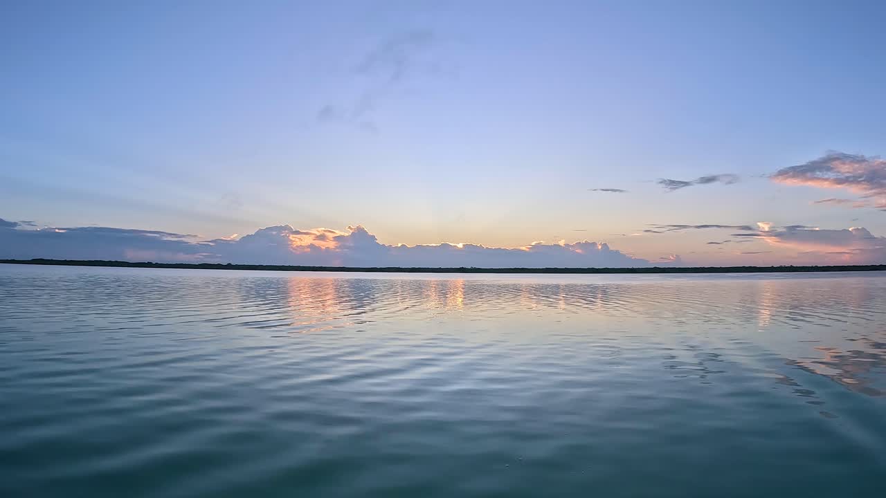 멕시코  ⁇ 럼에서 해가 뜨는 놀라운 시간 경과 바다 지평선 - 복사 공간