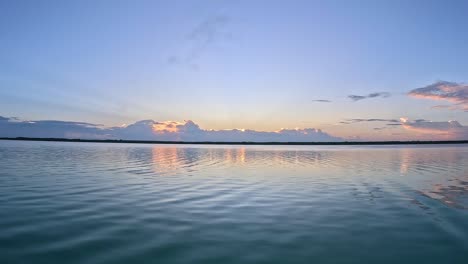 Impresionante-Lapso-De-Tiempo-Del-Amanecer-Sobre-Tulum,-Horizonte-Oceánico-De-México---Espacio-De-Copia