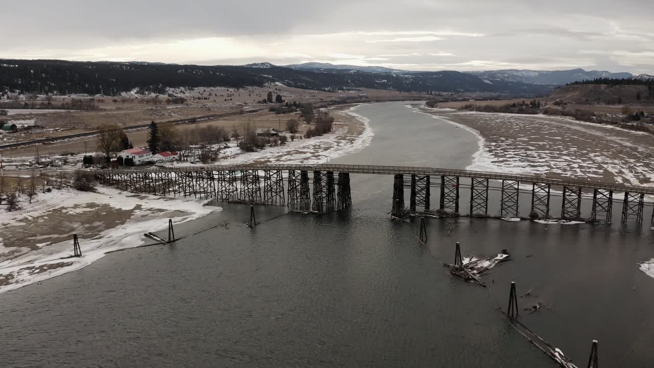 la estructura de madera del puente pritchard en un majestuoso paisaje invernal