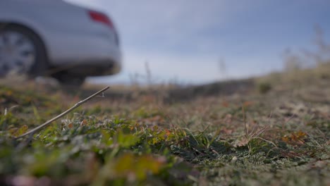 Coche-Pequeño-Conduciendo-Campo-A-Través-En-Un-Camino-De-Grava