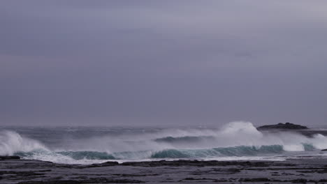 Stürmischer-Ozean-Mit-Starken-Ablandigen-Winden,-Die-Die-Lippe-Von-Wellen-Anheben,-Die-Auf-Den-Felsen-In-Einer-Bucht-Brechen