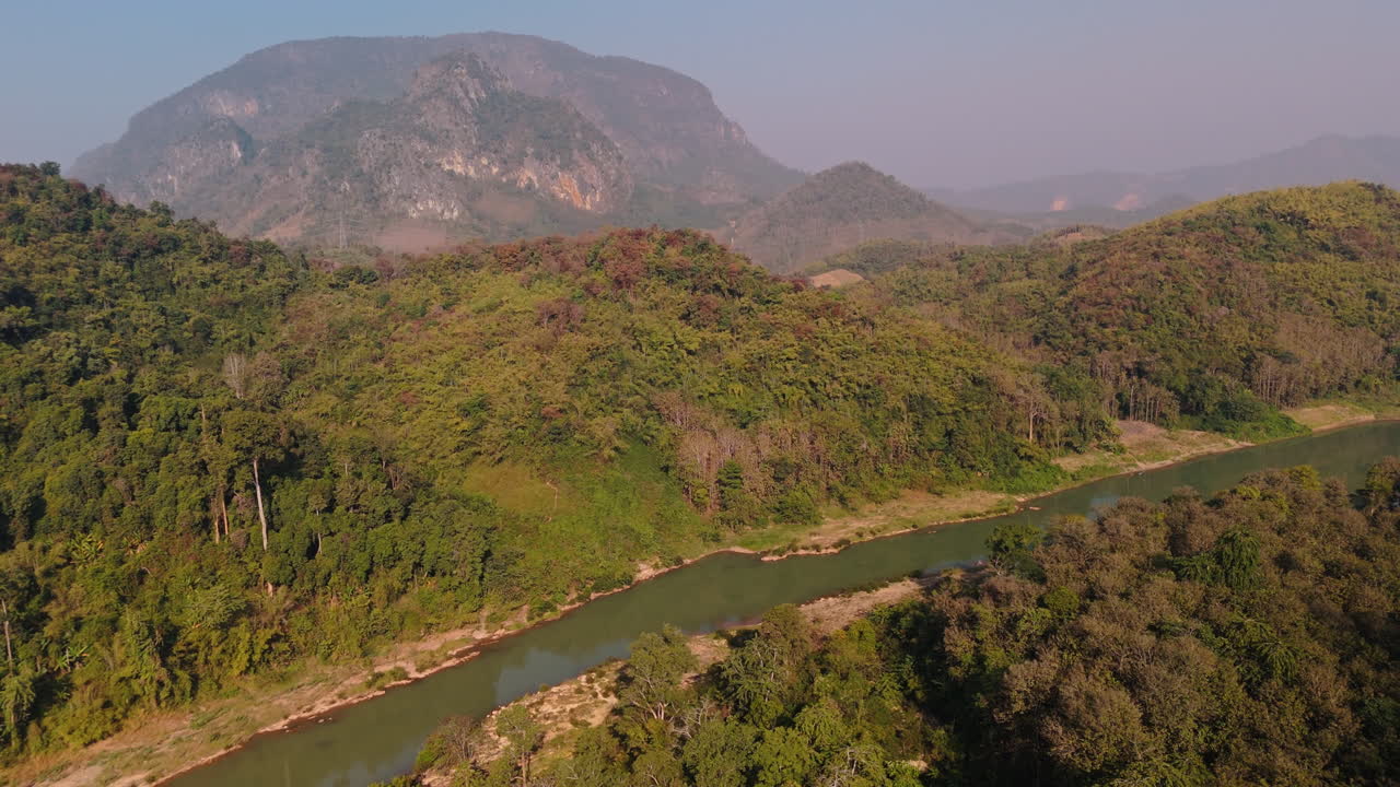 Vista aerea di una valle fluviale nel Sud-est asiatico