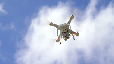 un dron volando en el cielo