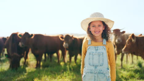 Naturaleza,-Verano-Y-Niña-En-Campo-Con-Vacas