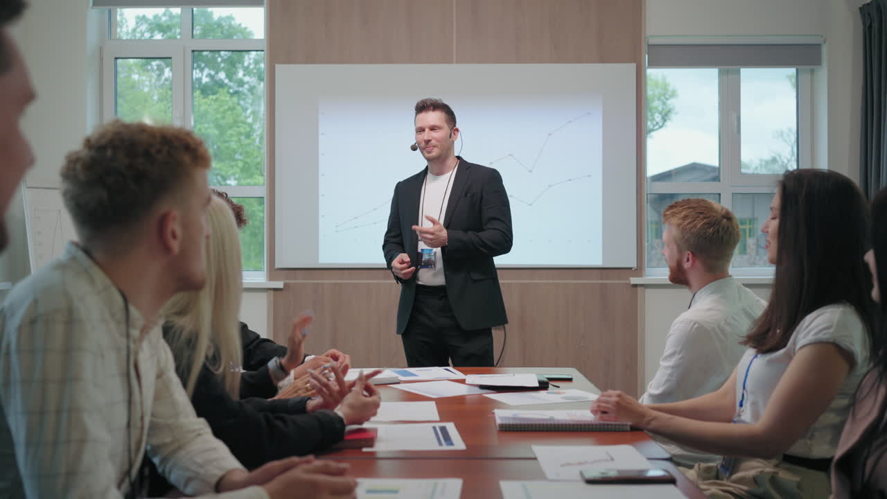 el entrenador de negocios está hablando en una conferencia en una gran empresa enseñando a especialistas en análisis financiero