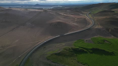 Ruhige-Fahrt-Auf-Einer-Kurvigen-Straße-Durch-Die-Spektakuläre-Isländische-Landschaft