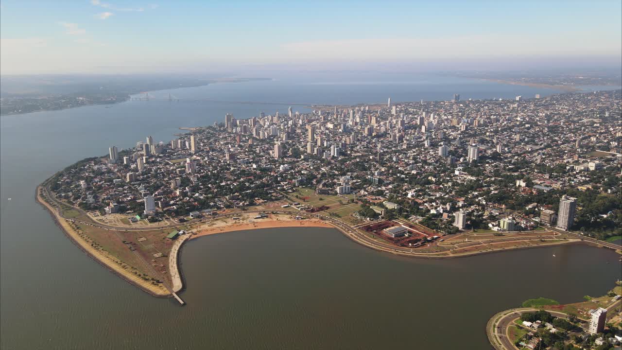 Vista aerea della città costiera di Posadas, Misiones, Argentina, città costiera densamente popolata.