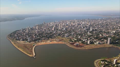 Vista-Aérea-De-La-Ciudad-Costera-De-Posadas-Misiones-Argentina,-Ciudad-Costera-Densamente-Poblada.