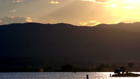 Actividades-De-Deportes-Acuáticos-En-El-Embalse-De-Boulder-Durante-La-Puesta-De-Sol