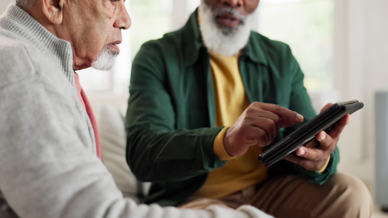 Anziani che parlano, con il tablet o sui social media