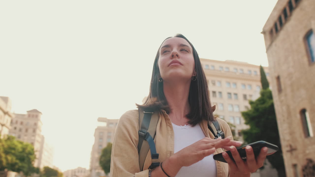 Persona che cammina e usa lo smartphone all'aperto in città