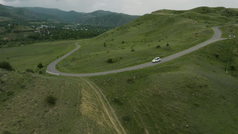 Coche-Todoterreno-Blanco-Conduciendo-Por-Una-Carretera-Rural-En-Georgia-Rural-Durante-El-Día