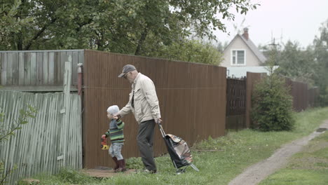 el abuelo y el nieto entran por la puerta.