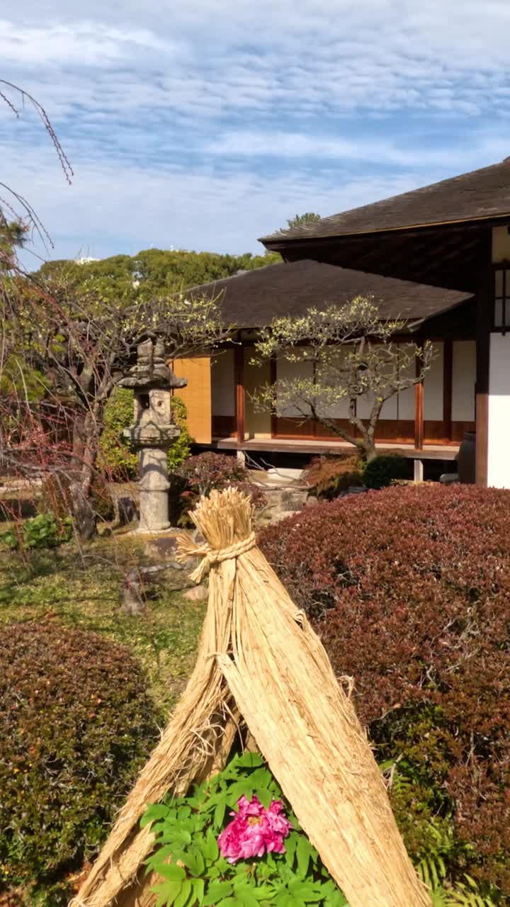 una vista serena de una casa japonesa con jardín