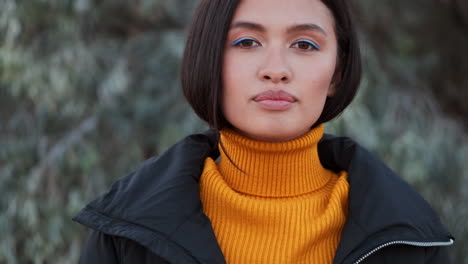 une fille asiatique qui regarde la caméra.