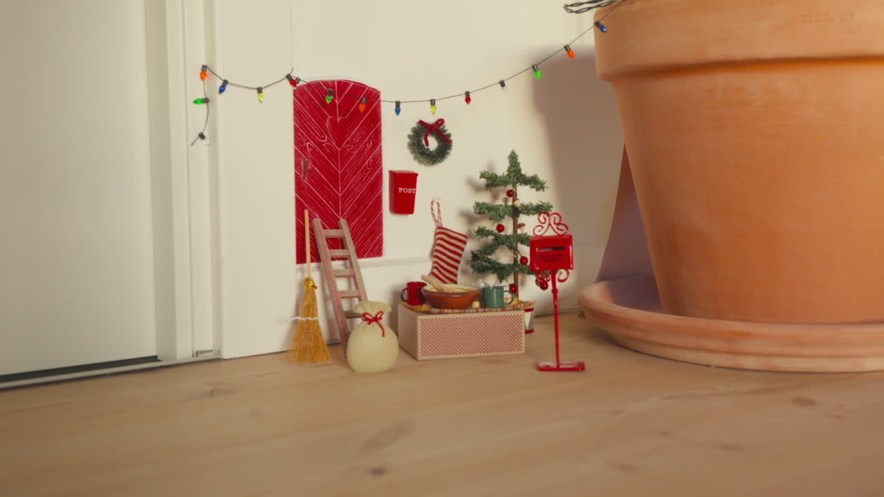 linda escena de la puerta de nisse con decoraciones navideñas festivas