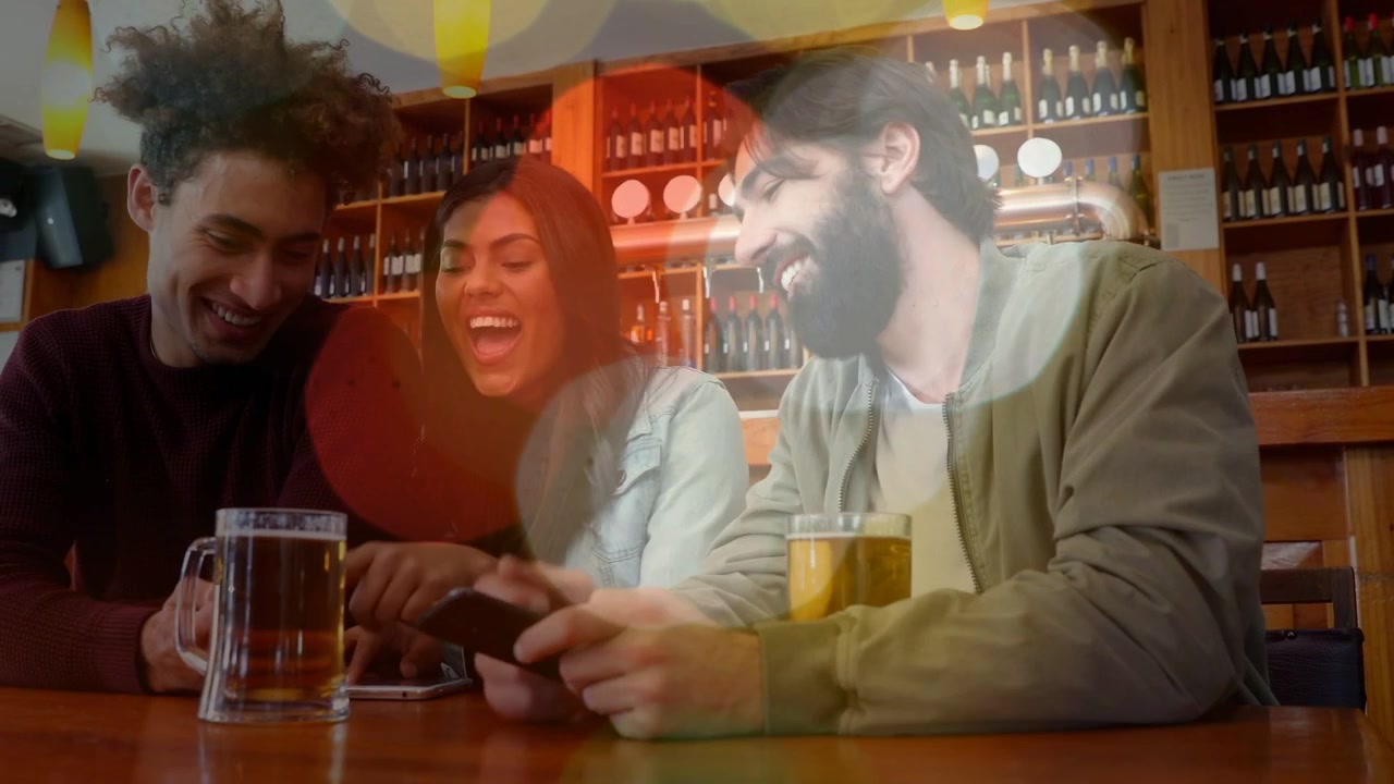 Donna che alza il telefono, avvia la condivisione sui social, passa i telefoni, tocca lo schermo, ride, con effetto bokeh in sovrapposizione