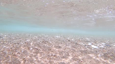 Zeitlupe-Unterwasseransicht-Von-Kleinen-Wellen,-Die-Auf-Einen-Weißen-Sandstrand-Auf-Der-Insel-Koh-Tao-In-Thailand-Schlagen