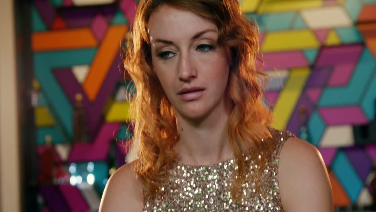 휴대 전화를 사용하는 아름다운 여성