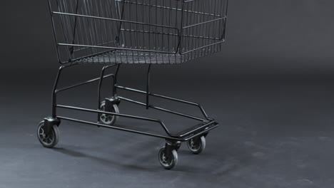 video de un carrito de compras con espacio de copia sobre un fondo gris