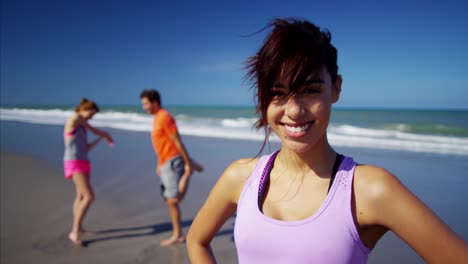 retrato de una mujer hispana con amigos en la playa