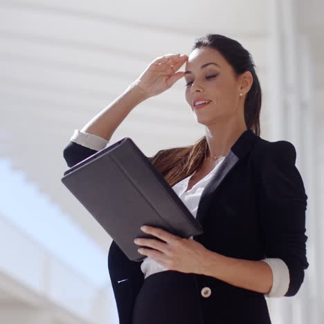 elegante mujer de negocios en un paseo marítimo
