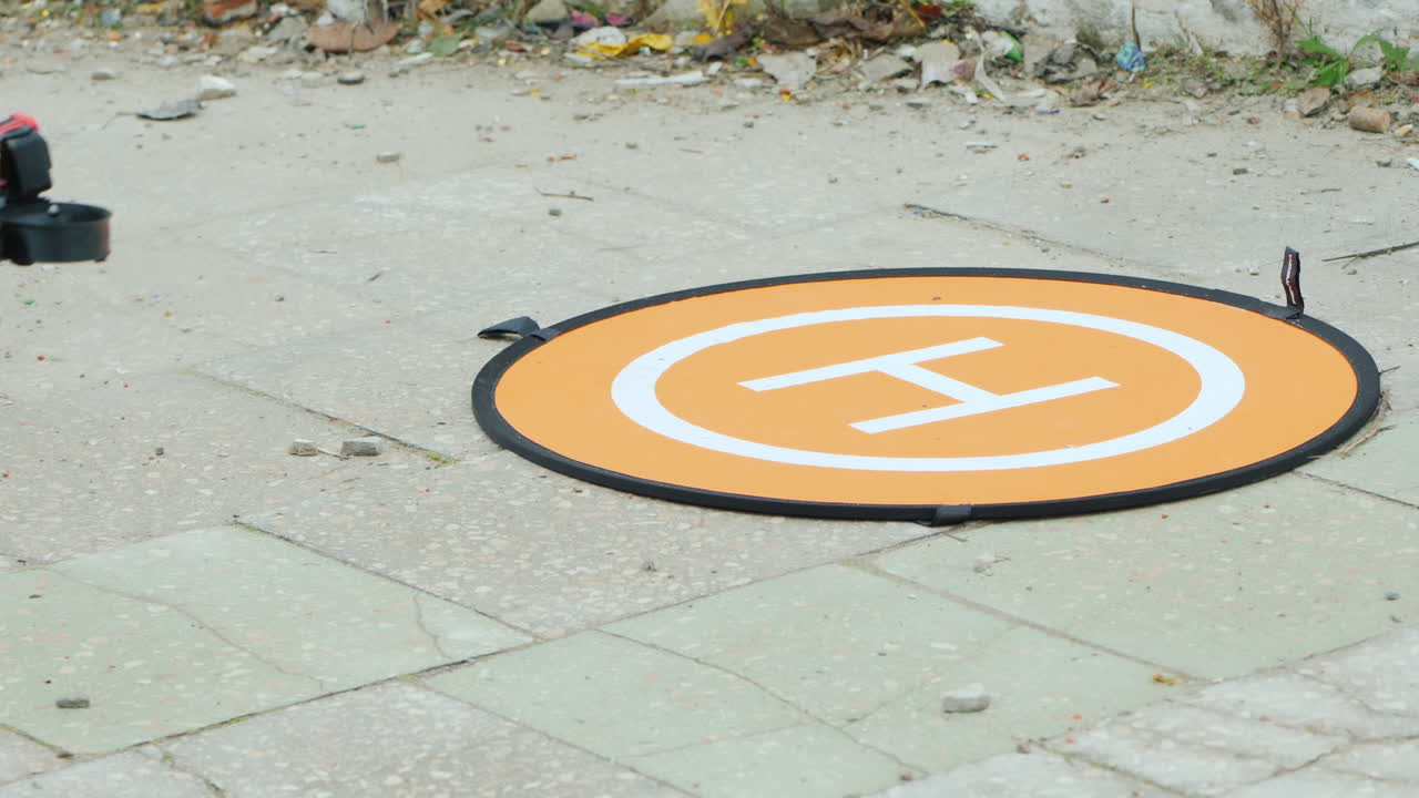 드론이 휴대용 랜딩 패드에 착륙합니다.