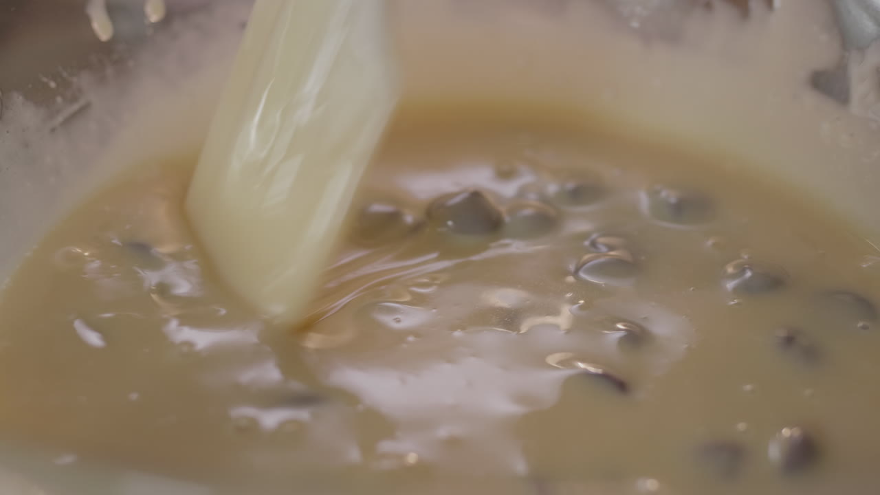 반죽에 초코칩 섞기