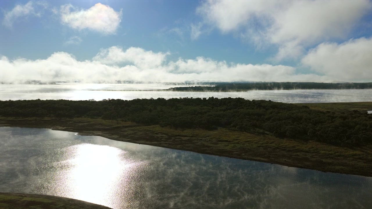 Luftoptagelse med indzoom over Urugua-í-søen ved Puerto Libertad, Misiones, Argentina med morgentåge