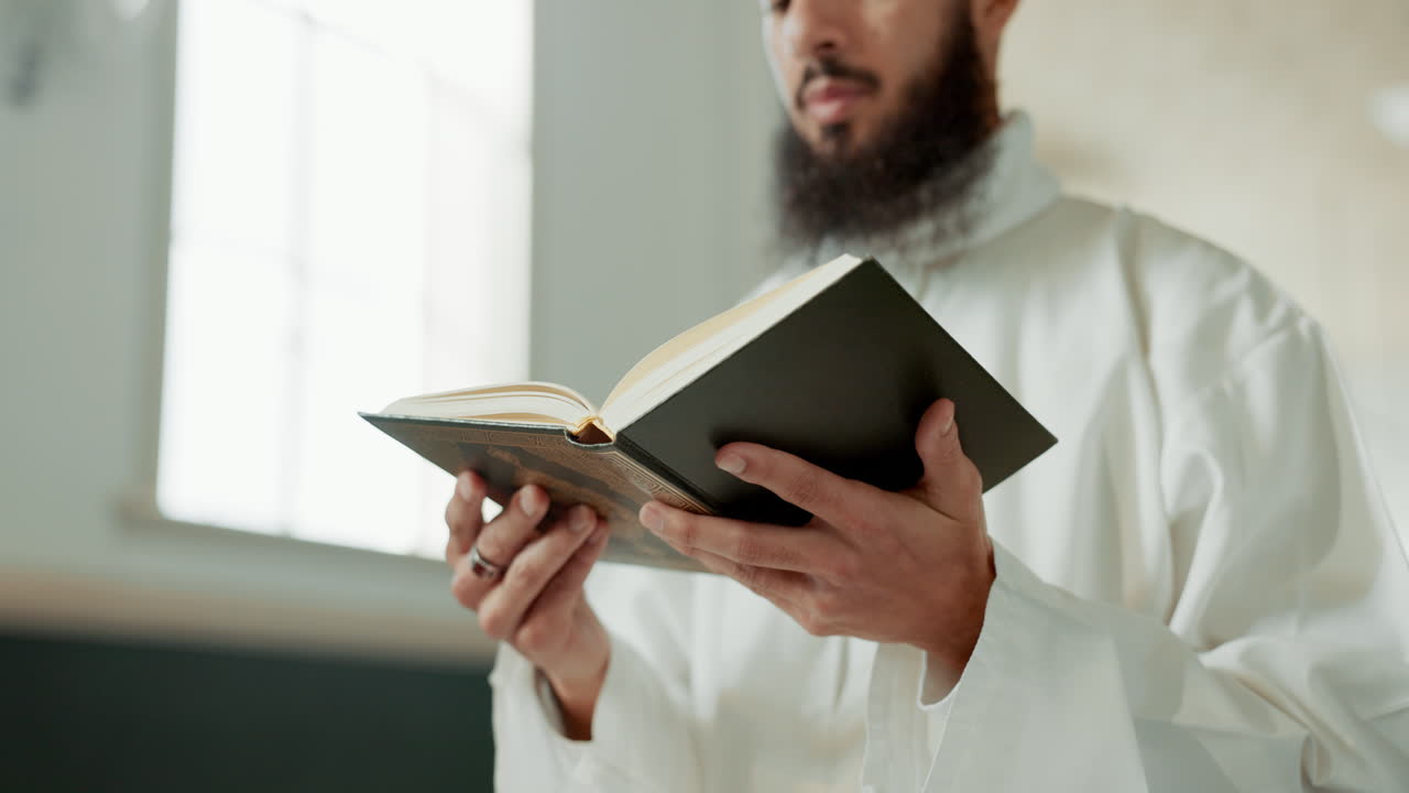 Uomo musulmano, recitazione e moschea per la lettura del Corano.