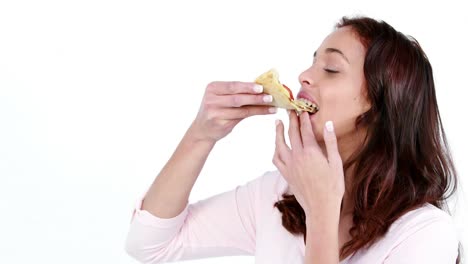 mujer alegre comiendo una pizza