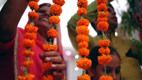 los padres jóvenes con la hija celebran decoran para el festival de diwali