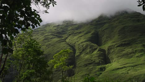 Lombok-Island-Mount-Hänge-Mit-Grüner-Vegetation-Und-Niedrigen-Weißen-Wolken,-Die-Den-Gipfel-Bedecken