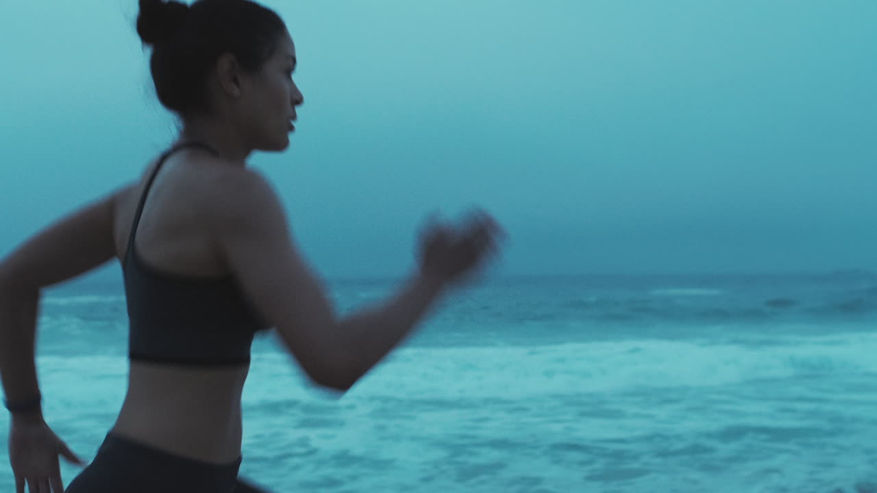 mujer corriendo en la playa al atardecer