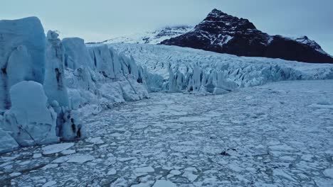 Glaciar-En-El-Mar-En-Las-Tierras-Altas-En-El-Día-De-Invierno