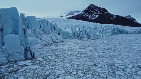 glaciar en el mar en las tierras altas en un día de invierno