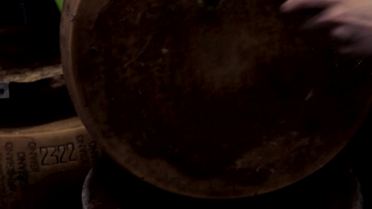 파르메잔의 품질과 성숙도를 확인하기 위해, 망치, 을 사용합니다.